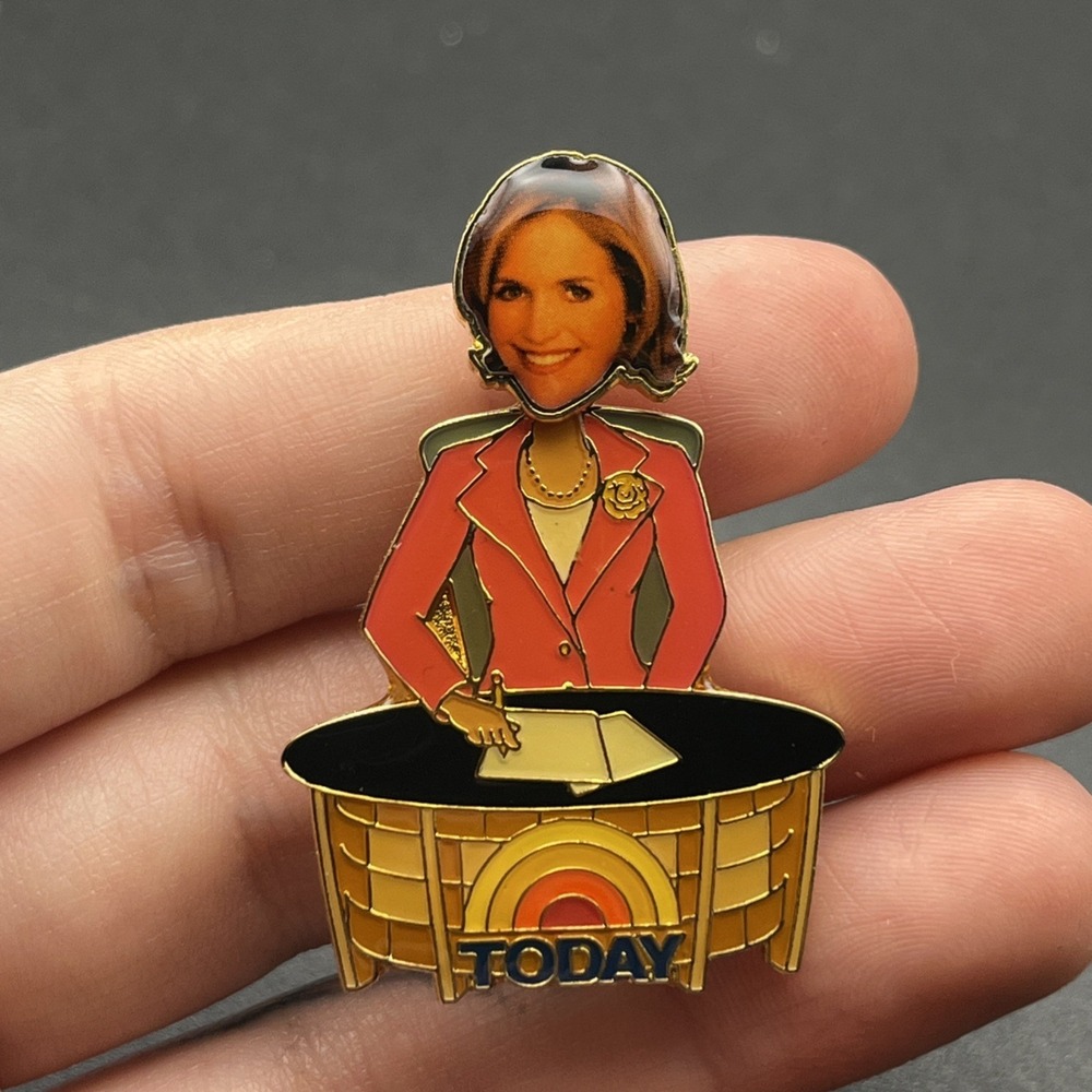 Katie‎ Couric Today Show News Desk Bobbing Head Lapel Hat Pin RARE